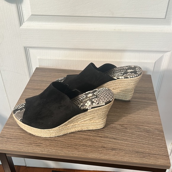 NINE WEST BLACK SUEDE WEDGES SANDALS WITH SNAKE SKIN SOLES IN SIZE 7.5 M - Picture 6 of 7